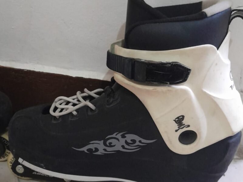 Patins Traxart Black 43 Semi-novo Com equipamentos de Proteção